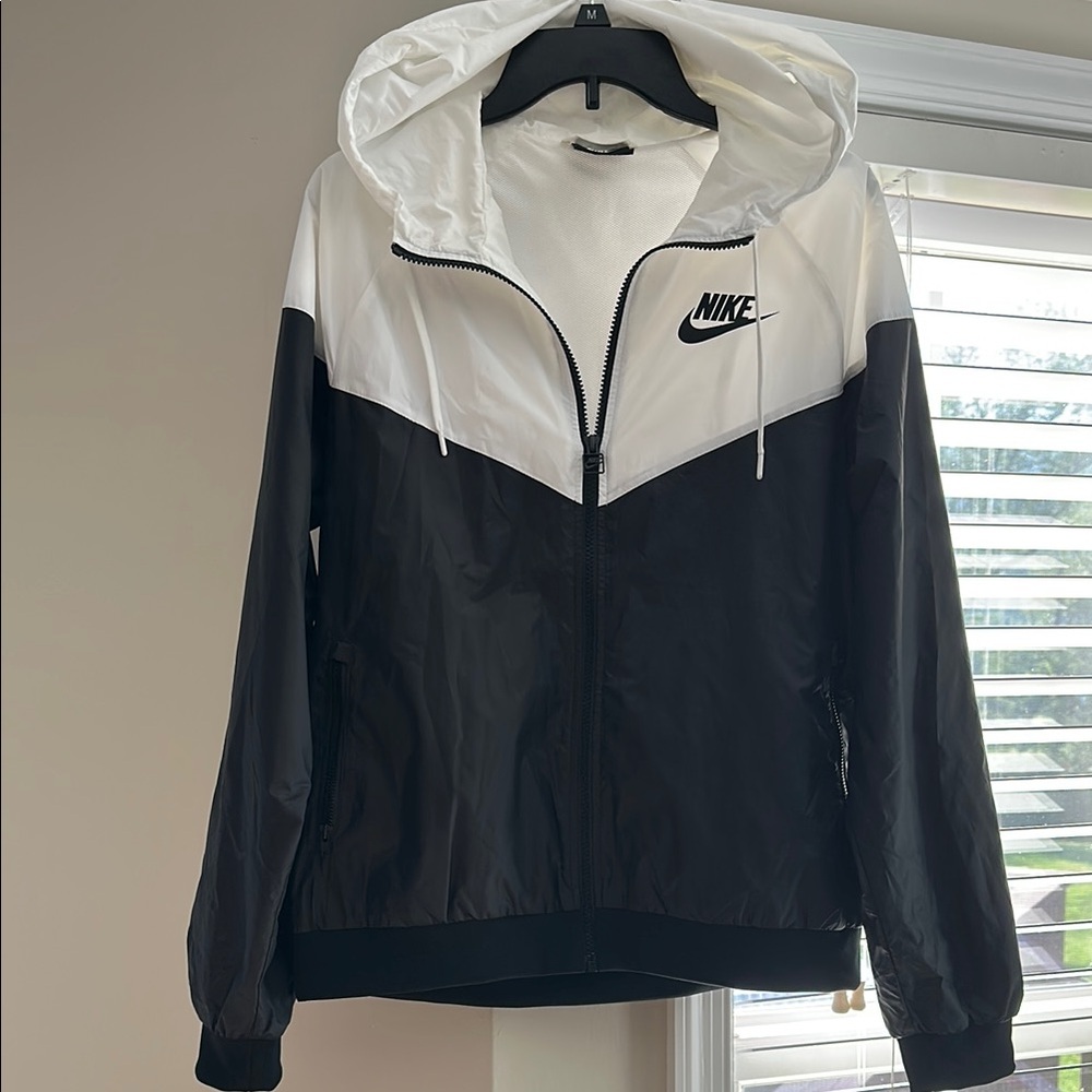 Nike Women's Two-Tone Black and White Windbreaker Jacket